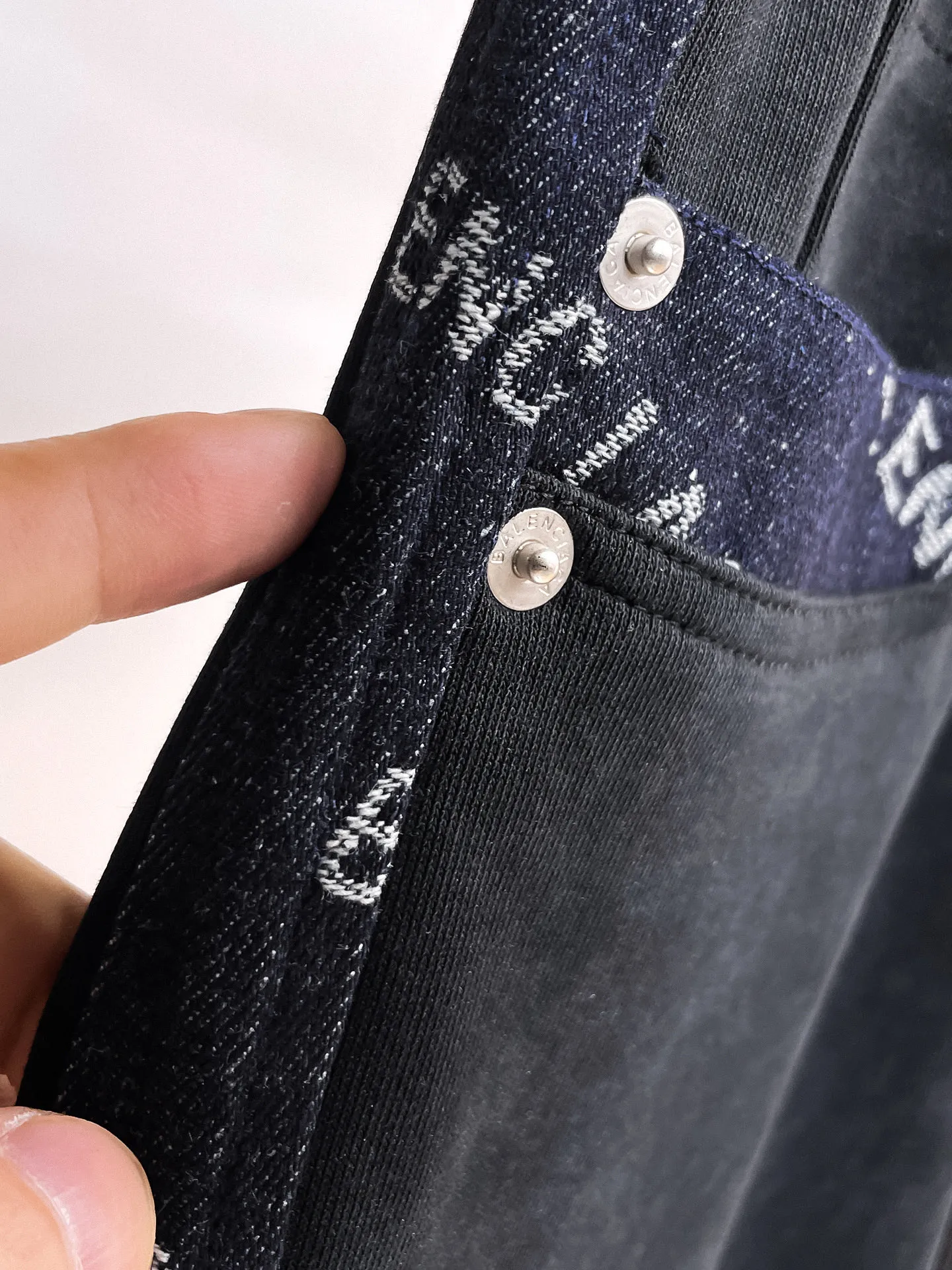 Balenciaga 🆕2026 Autumn and Winter New Arrival Casual Pants! The official website will be released simultaneously. Brand Classic LOGO casual pants, customized fabrics, excellent comfort and strong touch. Highly recognisable, perfect appearance and craftsmanship. Size:M-3XL
